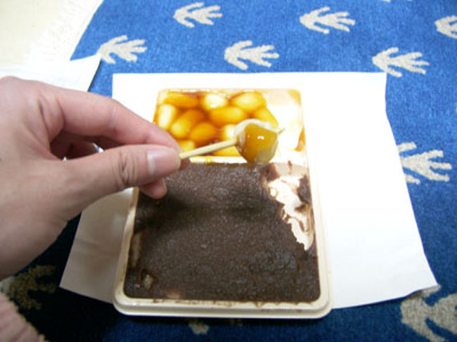 これが、大沼だんご。<br />ちいさめのお団子がたくさん入っています。<br />みたらしとあんこの二つの味。<br />みたらしとごまあんのタイプもあります。<br />二種類に分かれているのは、大沼、小沼を表し、小さなお団子は沼に浮かぶ島々を見立てています。<br />味はいたってシンプル。素朴な味で、おいしくペロリといただけます。<br />一つ３１５円。<br />沼の家は大混雑で、長蛇の列ができていました！<br />買えるまでにけっこう時間がかかりましたよ。