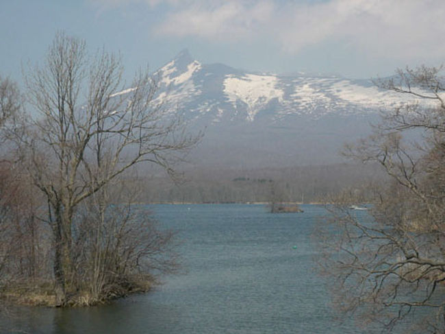 まだ雪をかぶっている駒ヶ岳。<br />特徴的な左の山頂部分がよく見えました。