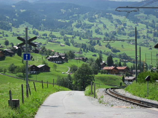 グリンデルワルト<br />緑がとても鮮やかで、山小屋のような三角屋根の家にはそれぞれ美しい花が飾られています。そして周りはアイガーをはじめすばらしい山々に囲まれています。