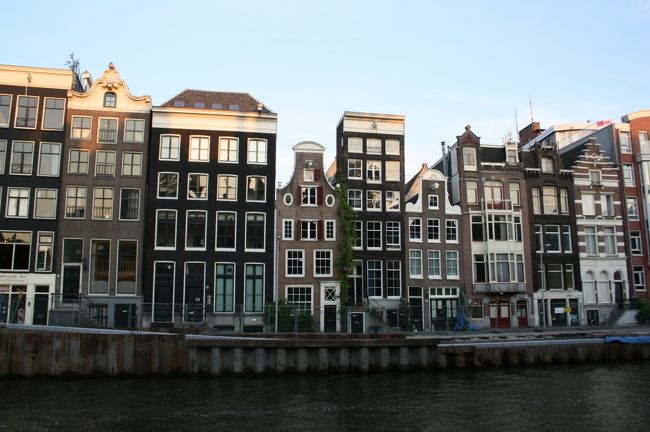 運河の街アムステルダム。<br />東京駅のモデルになったAmsterdam Centraalと国立博物館は改装中でした。