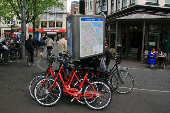 レンタサイクル<br />オランダには自転車専用道路もある。<br />街は自転車で溢れていました。