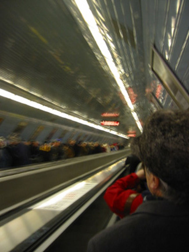 地下深いメトロへ。