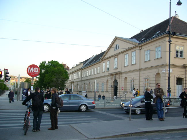 ＭＱこと、ミュージアム・クォーター。レオポルト・ミュージアムにあるクリムトの「死と生」は、本で見るより色がクリアですばらしかった。<br />ここは木曜日は２１時まで観れます。