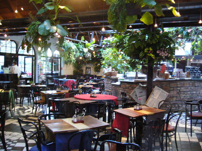 フンデルトヴァッサーの作品が展示してあるクンストハウスのカフェ。食べ物どれも美味しく、ヴァッサーの建築を眺めながらマッタリ出来ました。冷たい飲み物もあります。ベリーソーダー、スイーツはアプフェルシュルーデルお勧めします。（飲み物の量が選べます）<br />店員さんの動きが機敏で、見惚れてしまいました。<br />この建物のトイレかわいかったですよ。扉のガラスが凝っていました。