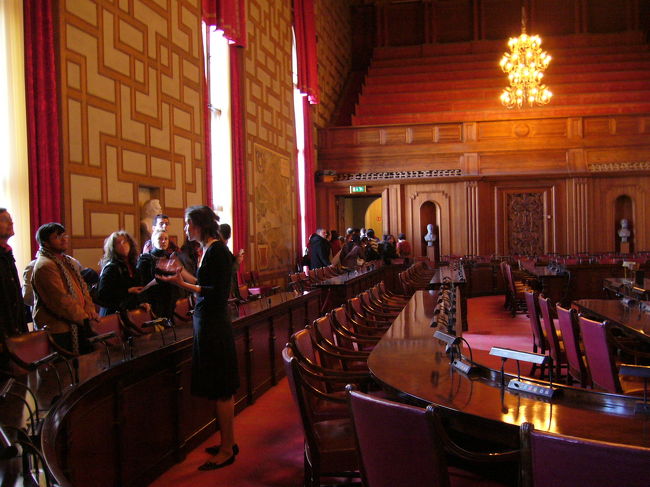 市庁舎内部に入り、天井の高い大広間（晩餐会開場）、二階に上がりここは、議場です。上を見上げると船の甲板を逆さにした感じでした。中国語のガイドはありましたが、日本語ガイドはありませんでした。そのため英語ガイドで回りました。