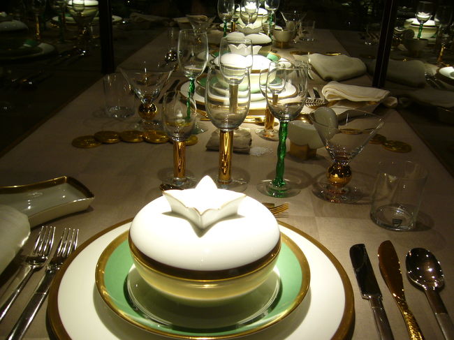 ノーベル賞の晩餐会で使用される食器です。