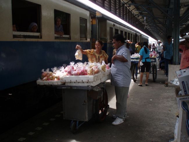 国境の駅パダンバサールを出て、終着駅ハジャイに到着。<br />タイ国鉄に乗り換える。<br />列車が止まると、どこからともなく売り子が寄ってきて、食べものを売りはじめる。なんと、列車が動いても車中で売っている。次の駅で降りるのかな・・<br />