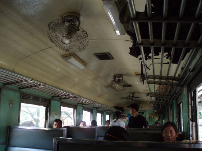 ２等車が取れなかったので、やむなく３等車で。<br />窓は基本全開！窓から入る自然の風と扇風機のみ！<br /><br />しかし、このタイ鉄道がかなり参った。。＞＜<br />時刻表ではＰＭ２時発にも関わらず、５分、１０分経っても発車しない。<br />アナウンスもなく、乗客ものんびりと。<br />となり座席のおばちゃんグループはバンコクまで行くそうで、明日の朝着だとか、タフすぎる。<br /><br />ようやく、１時間後ゆっくりと走り出す。時刻どおりに着くのか！？<br /><br />