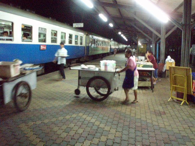 ３時間遅れで、目的地チュンポンに到着。。。<br />深夜１時をまわる。<br />当初ホテルを探すつもりではあったが、この時間になると当然なく、途方にくれていると、売店のおばちゃんが、売店内のベッドを使っても良いこと。<br />ありがとぅ。おばさん。<br /><br />明け方のタオ島行きへの船に乗るまで、寝ることに。<br />その間にも、列車がぞくぞくと。明け方まではたらくおばちゃん。