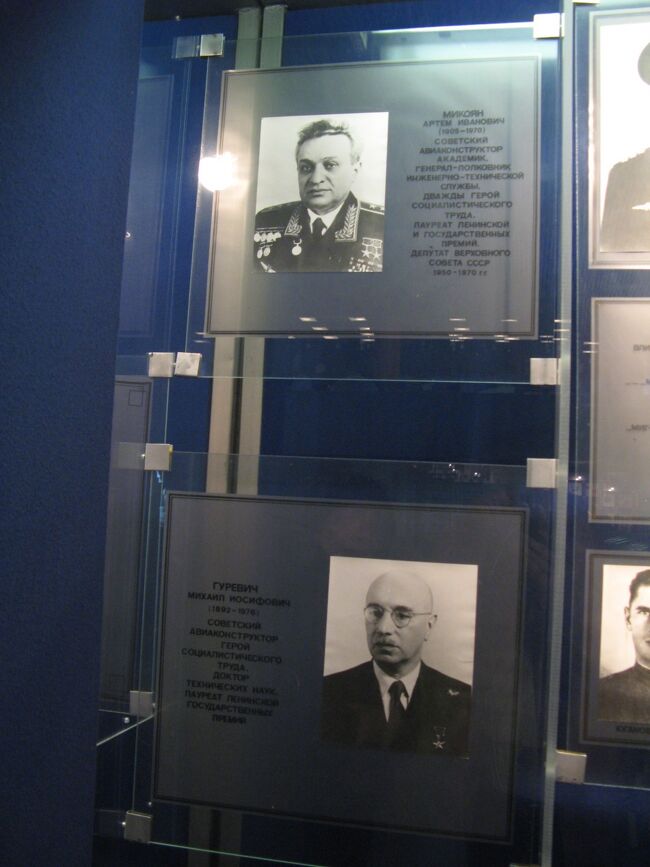 上<br />アルチョーム・ミヤコン（Арт&amp;euml;м Иванович Микоян）<br /><br />下<br /> ミハイル・グレヴィッチ（Михаил Иосифович Гуревич. ）<br /><br />二人合わせて、ミヤコン・グレヴィッチ<br /><br />ＭＩＧ<br /><br />ロシア語のミグには「瞬間」という意味もあるのだそうです。