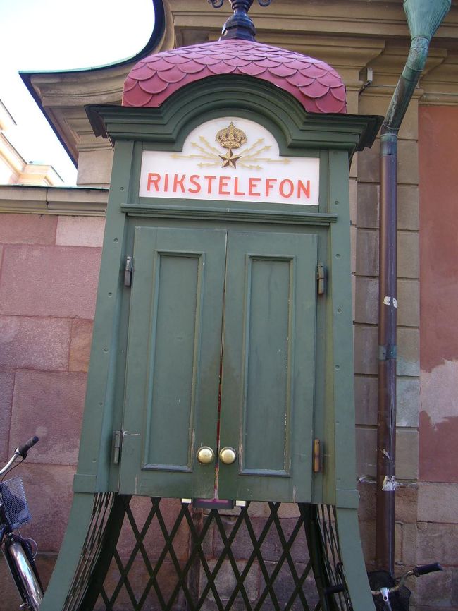 愛らしい電話ボックス。しかし電話本体はかなりポップな色使いで、受話器を上げると音声案内が流れ驚きました。