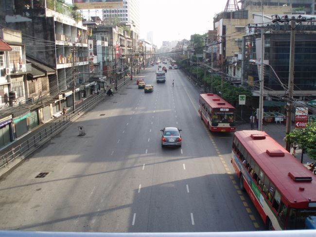 その後、船、バスを使い、最終目的地バンコクに到着。<br />なんとなく手と足が痒い。。。<br />バスで渡されたブランケットのダニにやられた＞＜<br />薬屋で、（ダニの英語が分からなかったので）蚊の薬を買うが、効かない。蚊じゃだめなのかな。<br /><br /><br />さすがに街はでかく、車と人が多い中、さまざまな音が飛び交っている。相変わらず、蒸し暑い。