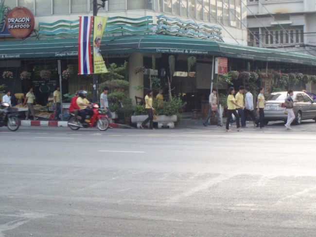 街を歩くと、やたら黄色いポロシャツを着る人が多い。後ろにはＷｅＬｏｖｅＫｉｎｇ等々。前日が王様の記念日だからか。。<br /><br />ひじょーに奇妙な光景。