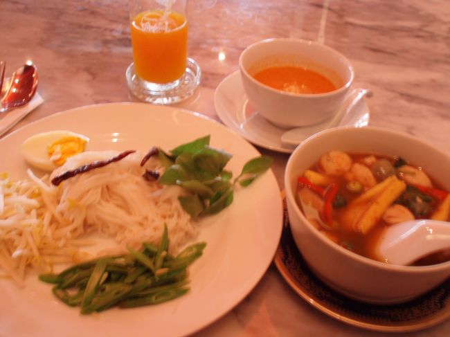 タイ料理店にて。<br />右がトムヤムクン系のスープ。そして、左がタイカレー。<br />スープが恐ろしく辛い。完食できず。カレーはあっさり。