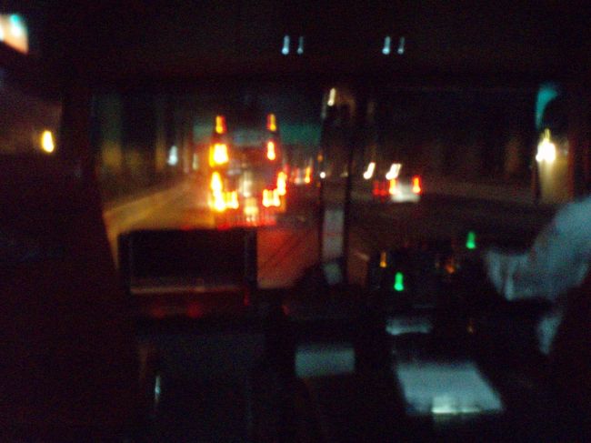 夜、エアポートバスで空港へ。<br />バンコク市内の渋滞が結構すごかったので、運転手にあと１時間後の便だよ〜と嘘をいうと、前の車あおりまくりで、かなりはやく空港に到着。スピード１００Ｋ以上で車間距離５ｍ。事故ります。<br /><br />新空港は白と青の光がとても明るく、開放的なキレイな空港。ようやく暑さから開放され、ダニにやられた体とともに日本へ。<br />そして、病院に直行。<br /><br /><br />