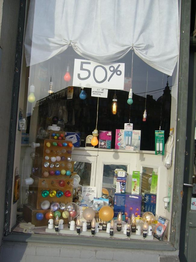 デスプレイが目を引く町の電球やさん。ここもイースターでお休み。