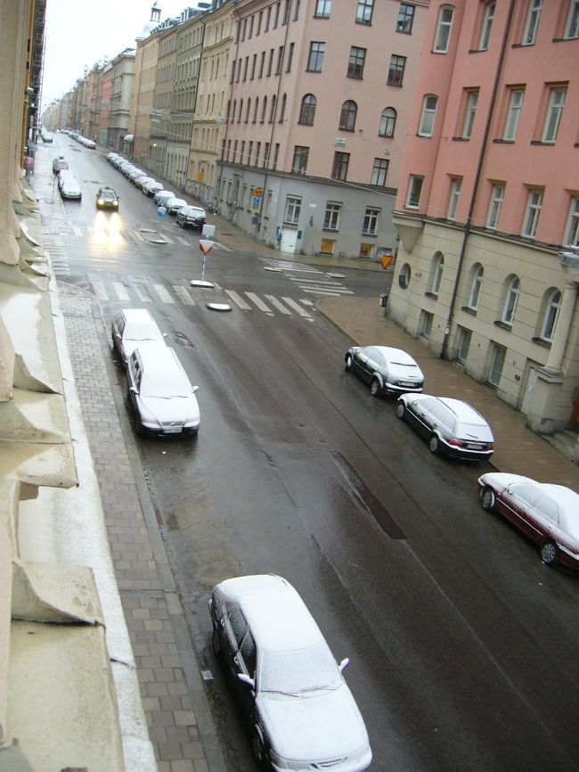 スウェーデン二日目の朝。ホテルの部屋から外を眺めると小雪が降って、さむーい朝。