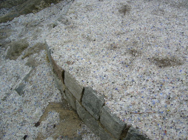 ガラス工場前には、ガラスの粒が敷き詰められていて綺麗でした。