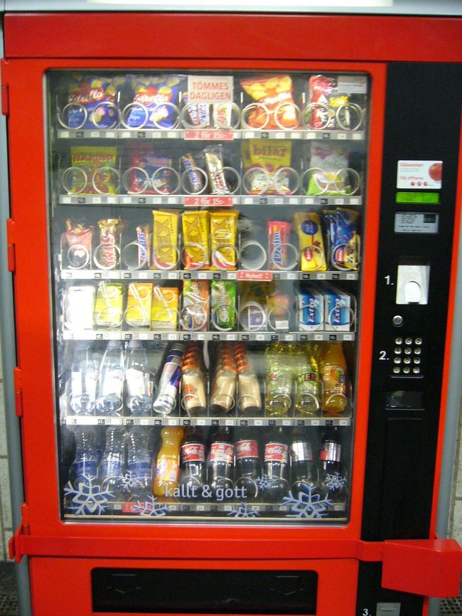 地下鉄のホームにある自動販売機。よく見るとりんごも売っています。<br />美味しいkexも、もちろんありました。