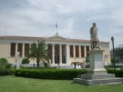 国立図書館の並びは、アテネ大学。