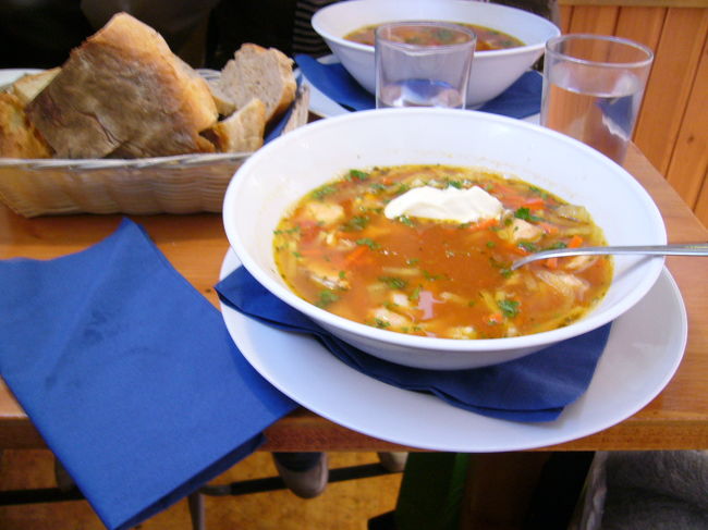 私はシーフードを食べましたが、友人が食べたカレー味をお勧めします。どのスープにもフランスパンが付き、にんにくがきいたオリーブオイルをぬって食するのが美味しかった！！のでおかわりしました。ここのシェフはクレイ作家もしています。店内に飾られている凝った人形はすべてここのシェフの作品でした。表情が豊かで、見事な人形達ですよ。色々会話していたらケーキをご馳走してくださいました。これまた美味しかったです。