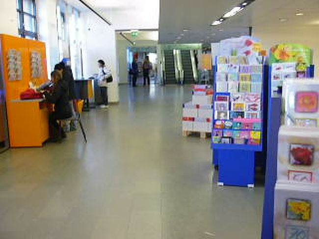 郵便局に、いろんな切手やはがき宅配用の綺麗なボックスが売っています。