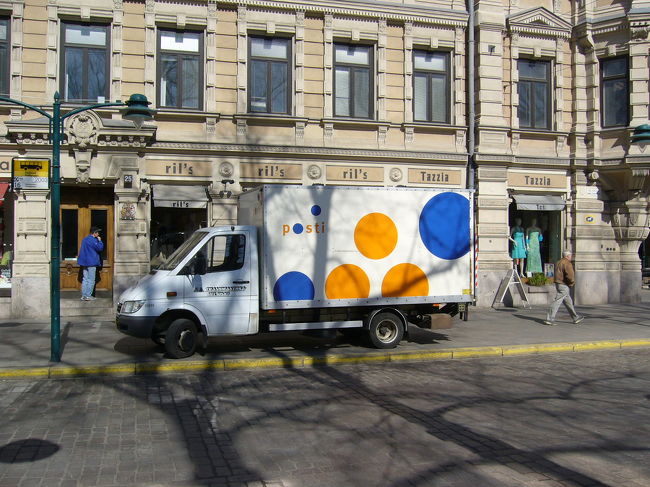 郵便局のトラック。黄色と青のマークが素敵。