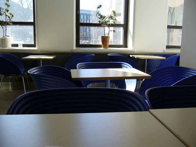 ヘルシンキ中央駅向かいにある中央郵便局。カフェの椅子がモダンでした。