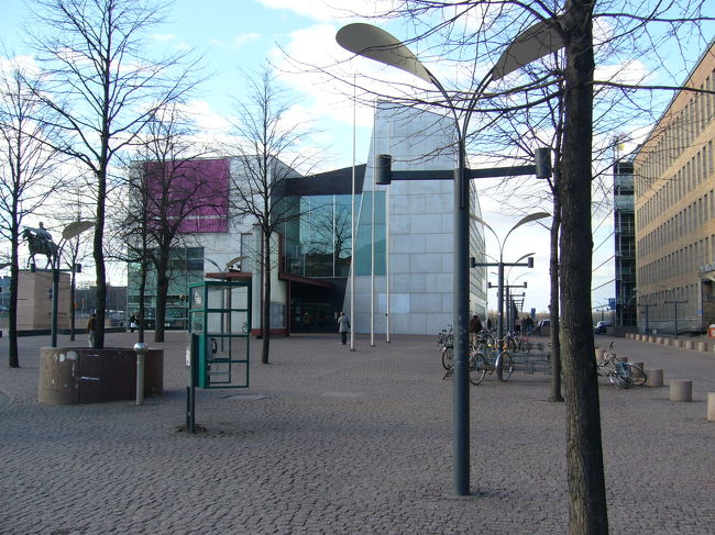 国立現代美術館キアズマ・・・。建物内部の階段に日の光が入り曲線を生かした造り。展示物は、ザ！現代アートでした。私には作者の作品の意図がなかなか理解できませんでしたが、建て物好きの方ならお勧めします。