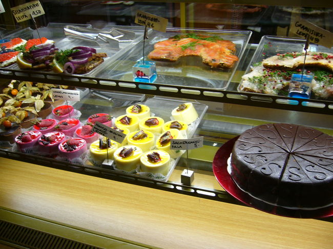 市場にはケーキも売っていました。