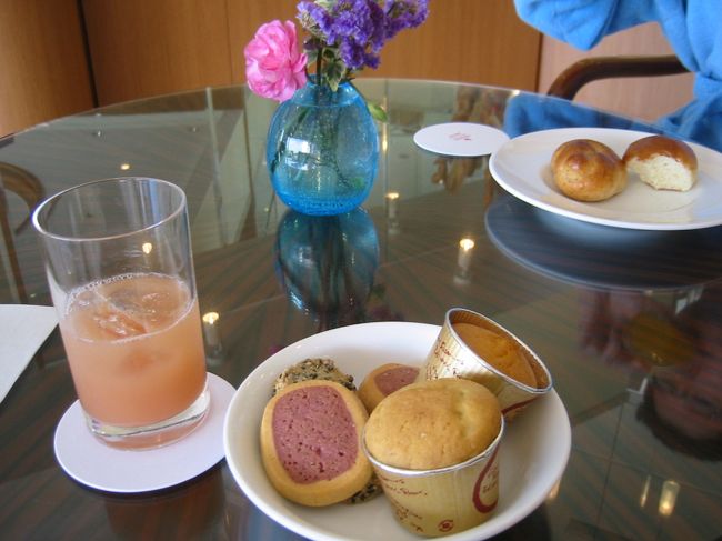 グアバやマンゴー、オレンジなどのジュースもラウンジで戴けます。お菓子も美味しかったー。