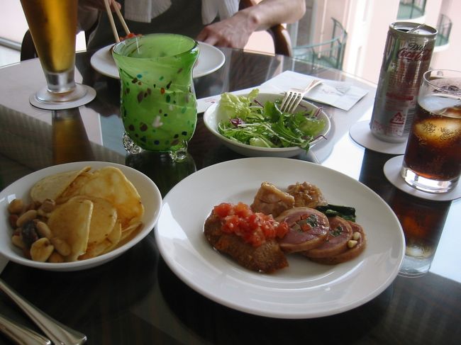 ラウンジは夕方からアルコール解禁になり全部食べ放題でいっぱい食べちゃいました。