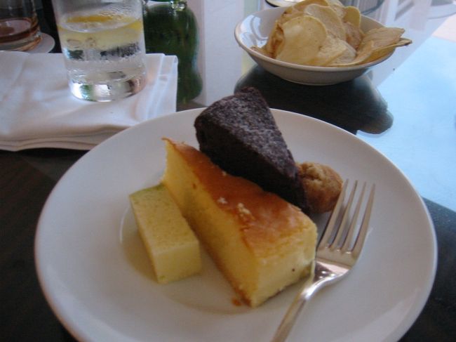 ラウンジにて。デザートも食べすぎたー。