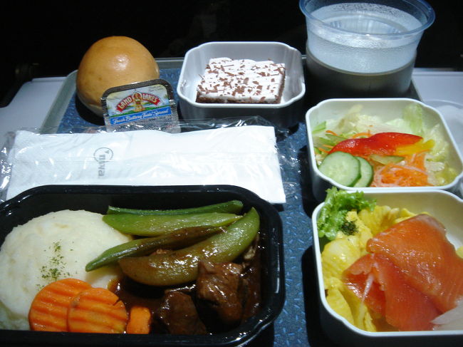 意外にも普通に美味しかった機内食。<br /><br />これは、ビーフのバーベキューソース。<br />隣で妻が頼んでたチキンビビンバも、ナムルを含めてなかなか美味しかった。<br />