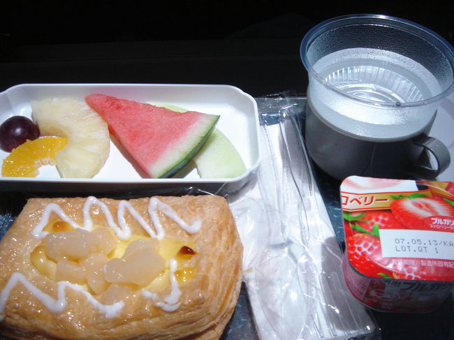 降りる前に朝食として出てきた、コンチネンタルブレックファスト。<br /><br />これは、まあまあかな…。