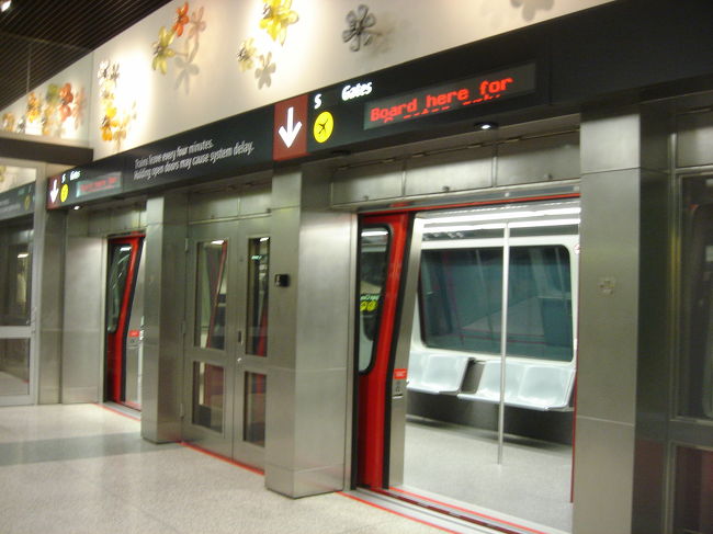 シアトルのタコマ国際空港はいくつかのターミナルに分かれていて、<br />ターミナル間はこういうメトロみたいな乗り物で移動します。