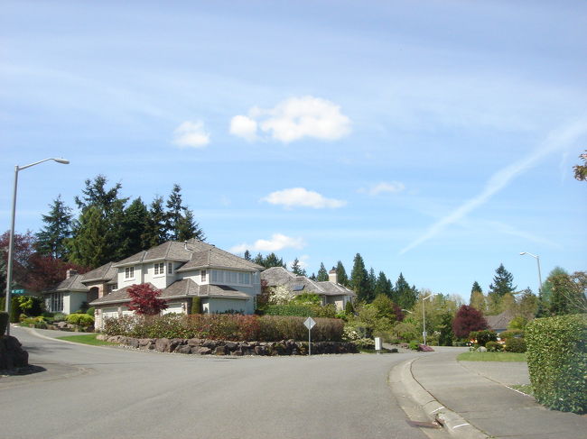 母親の友人が住んでいる、レドモンド（Redmond）。<br />（タコマ空港から、車で約30分）<br /><br />ハイウェイの出口を降りると、すぐに両脇は緑豊かなアメリカ郊外の一軒家が立ち並ぶ通りに。<br /><br />すごくキレイなところでした。<br /><br />こういうところに住みたいなー。