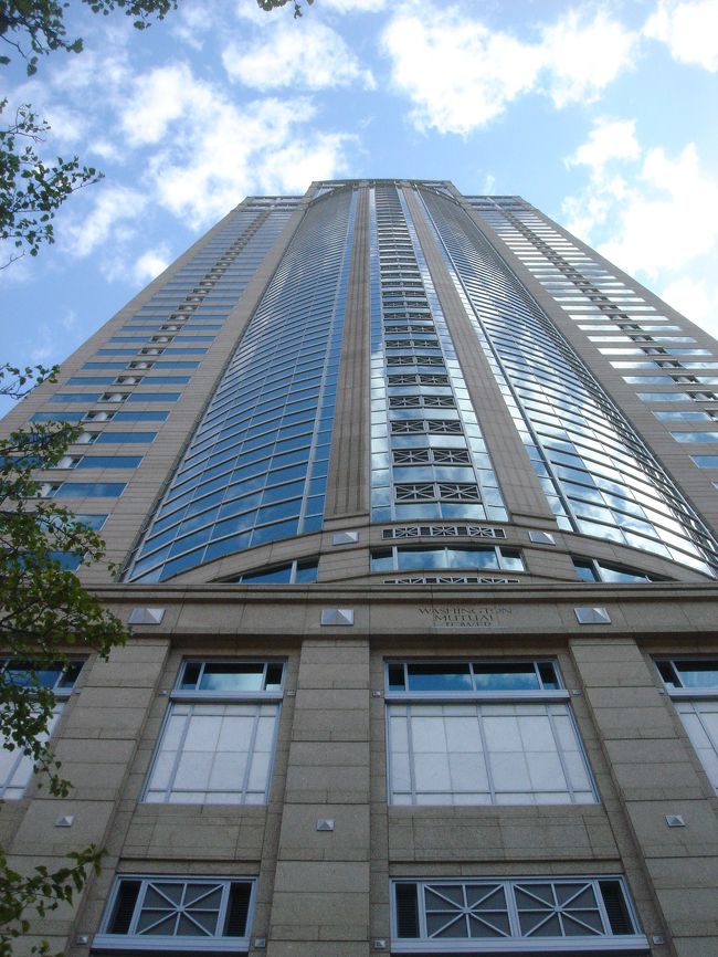 シアトル中心部は、都会的な建物も多いです。<br /><br />写真は、Washington Mutual Center。<br />（何の建物かは、ちょっと不明…）<br /><br />シアトル美術館（Seatle Art Musium）の近く。