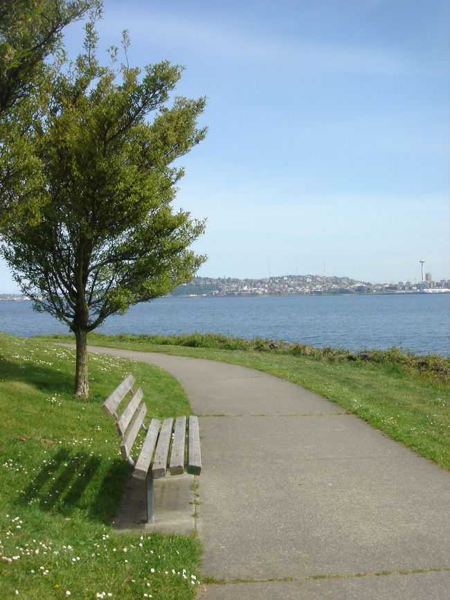 車を停めて、沿岸を散歩。<br /><br />気持ちよさそうなベンチ。