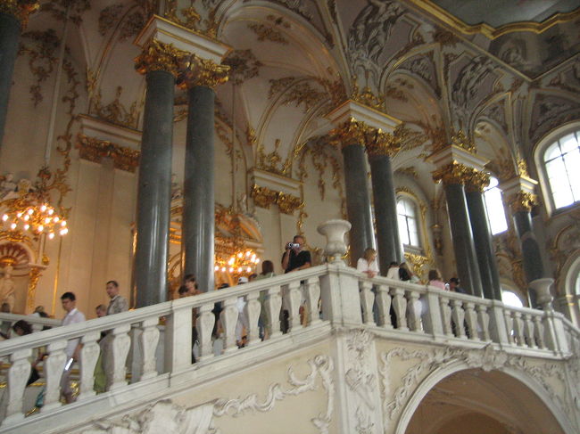 エルミタージュ美術館内：<br /><br />階段、壁、天井に至るまで　絢爛豪華！