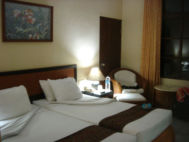 深夜、ジャヤカルタホテル（Jayakarta Hotel&amp;Residence）にとうちゃーく！<br /><br />とりあえず、おやすみなさい…。