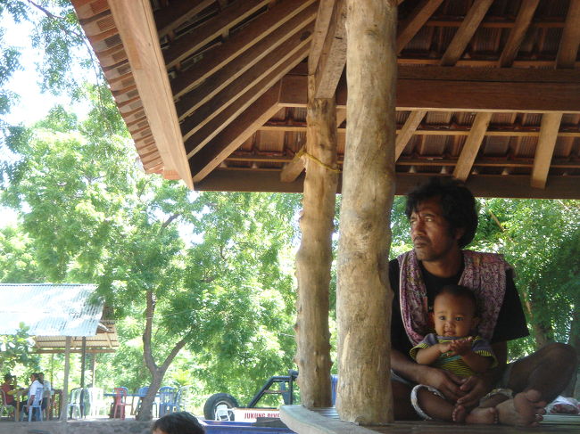 ビーチの周りには、地元の人が普通にいます。