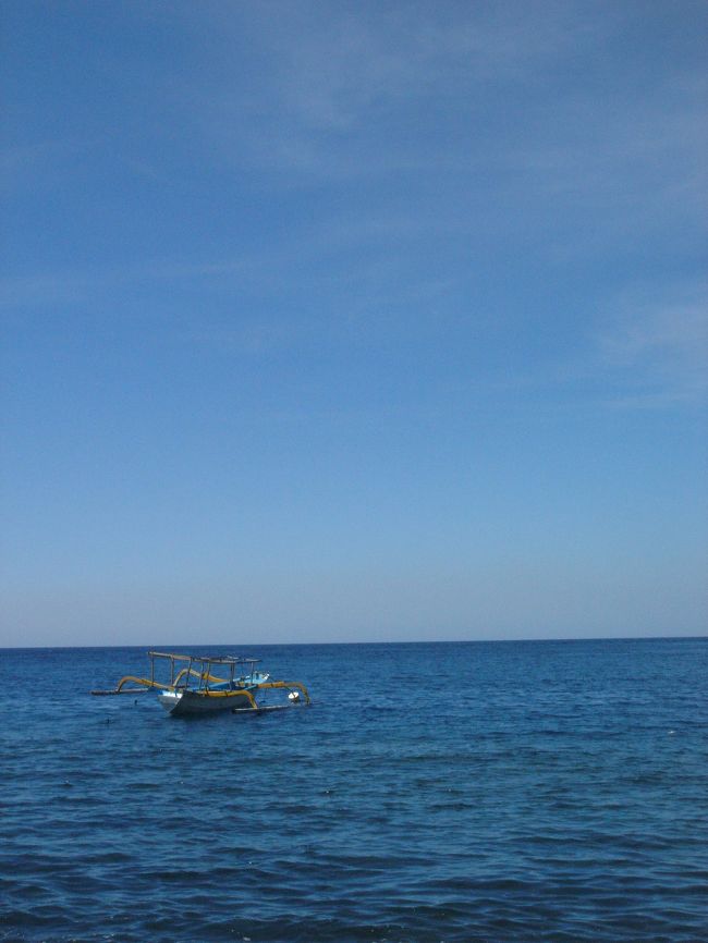 Amedのビーチから。<br /><br />この小さな、細い船に乗って10分ほど移動して、ボートダイビングです。<br />（最大3人乗り）