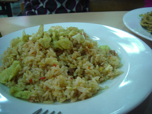 バリといえば、ナシゴレンとミーゴレン。<br /><br />いろいろと食べましたが、日本人も意識したお店で作っているものの方が、味が日本人向けに近くて美味しかったような…。