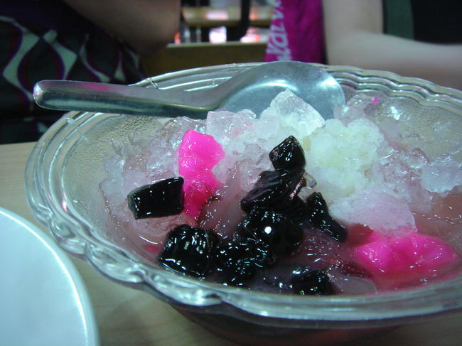 すっごく体に悪そうなデザート。<br /><br />味の方は…。<br />ノーコメント。<br /><br />なぜかハマってる友人もいましたが…。