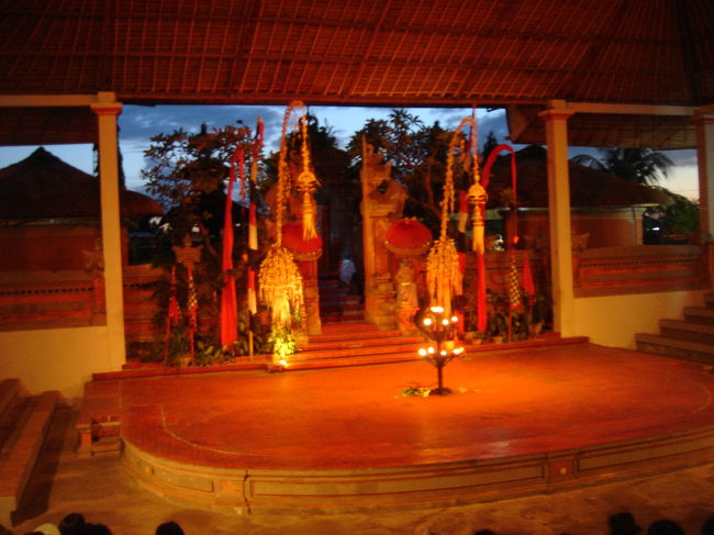 次第に日が傾いてきて、蝋燭に火を灯し、18:30から開演。