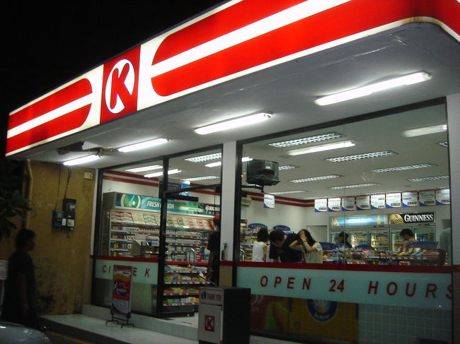 サークルK。<br /><br />Kuta地区には、コンビニやレストランなど、日本やアメリカのショップがたくさん。<br />それを見るのはちょっと微妙な気分ですが…。