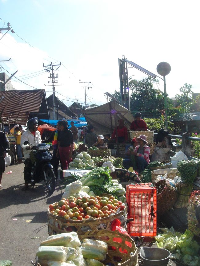 マーケット。<br /><br />雑然としていて行き交う人々の様子が、いかにも東南アジアのマーケット、な感じ。