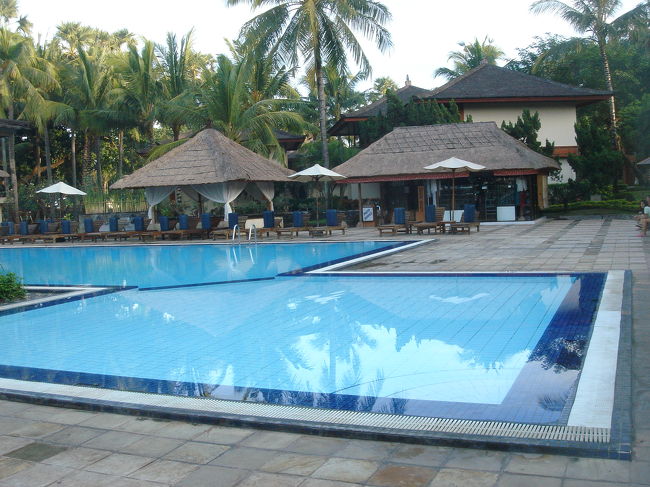 ホテルにはプールも。