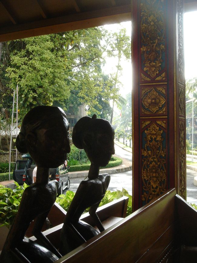 そして、ロビーにあるバリ風な置き物。